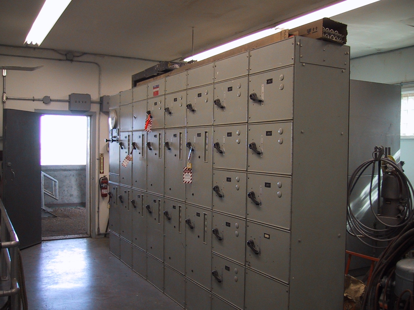 Industrial motor control and VFD wiring