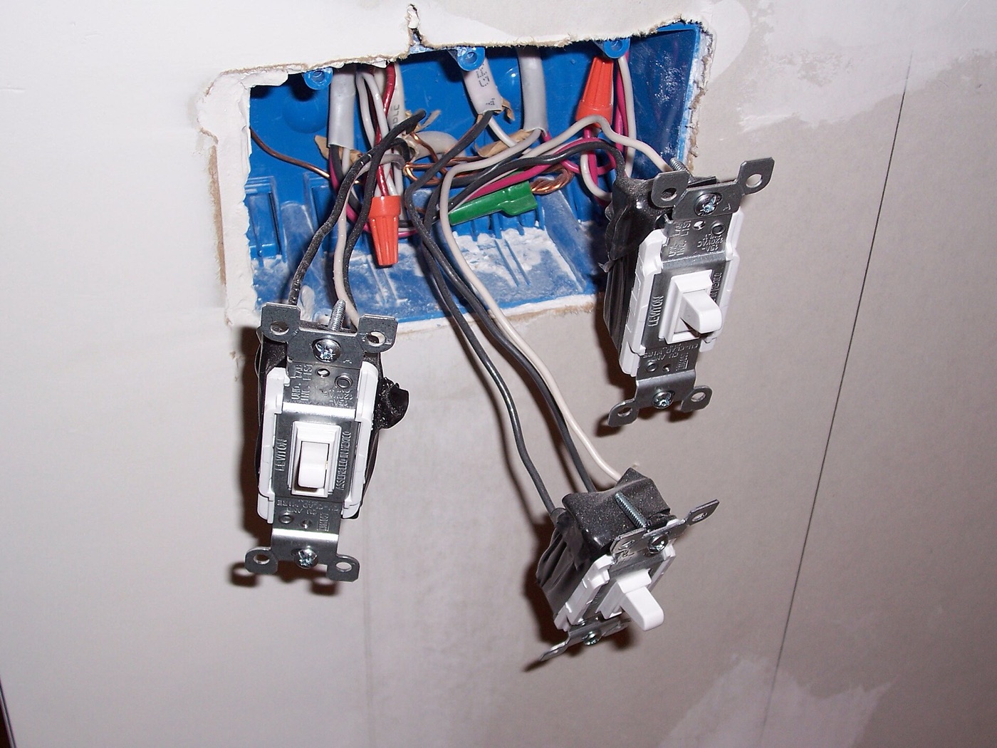 Smart switch and ceiling fan wiring in a home